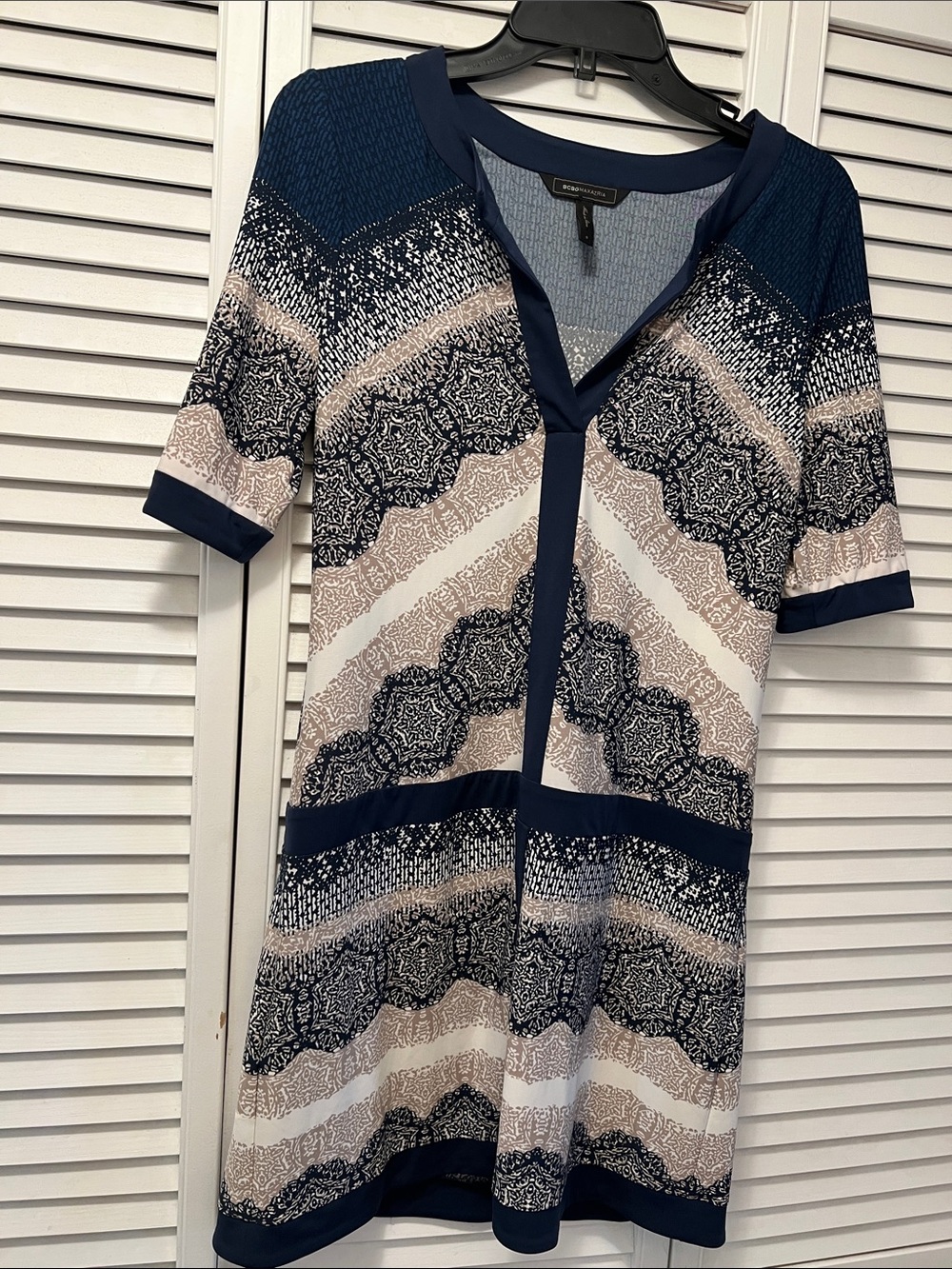 BCBGMaxAzria Navy and Cream Printed V-Neck Tunic Dress